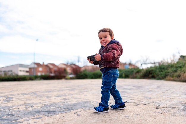 Kinderen die buiten op internet surfen op een mobiele telefoon