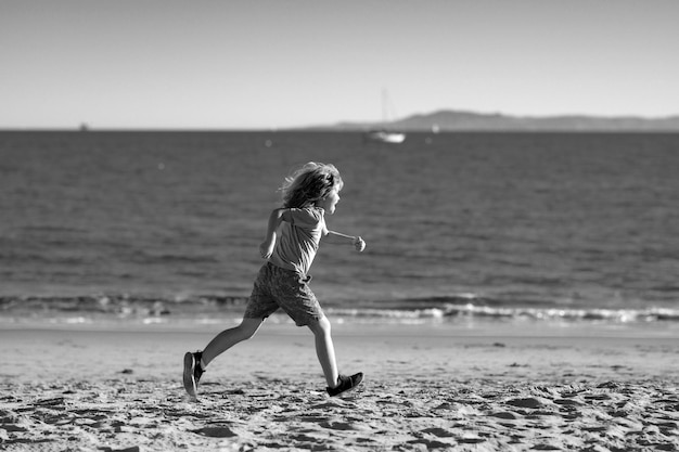 Kinderen die buiten rennen rennen en gezonde sport voor kinderen, kinderen rennen in de zomer in de buurt van zee, kinderen fitne
