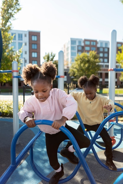 Foto kinderen die buiten spelen