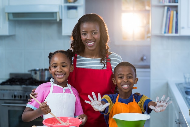 Kinderen die cake met hun moeder voorbereiden