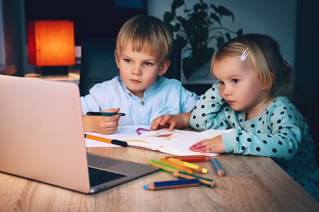 kinderen die digitale technologie en internetcommunicatie gebruiken, online onderwijs op afstand voor kinderen