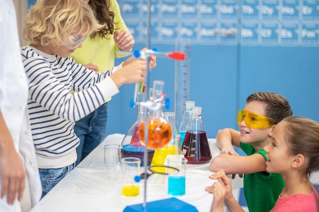 Kinderen die een chemisch experiment doen in de scheikundeles