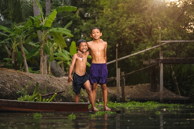 Kinderen die in de rivier spelen