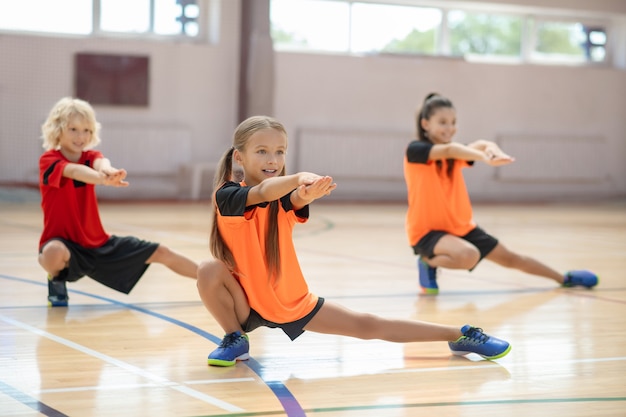 Foto kinderen die in de sportschool trainen en naar links springen