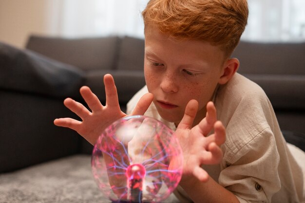 Foto kinderen die interactie hebben met een plasmabal