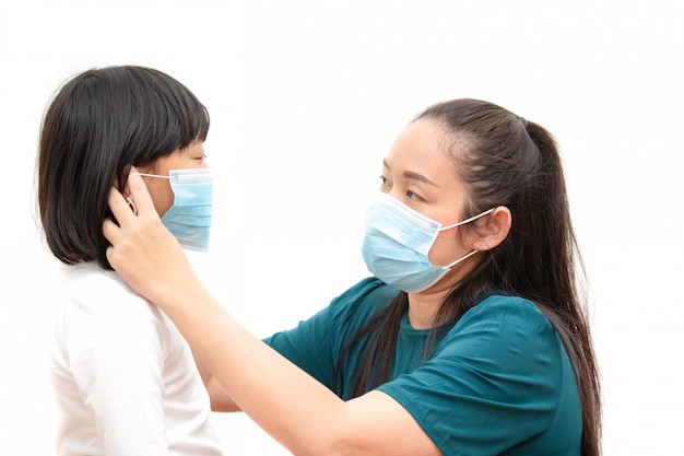 Kinderen die met Family een masker dragen om ziektekiemen, giftige dampen en stof te voorkomen.