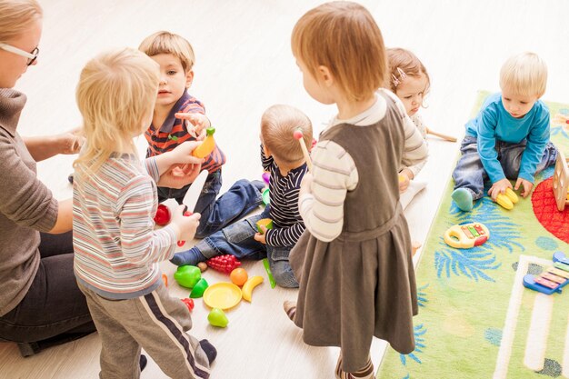 Foto kinderen die met speelgoed spelen