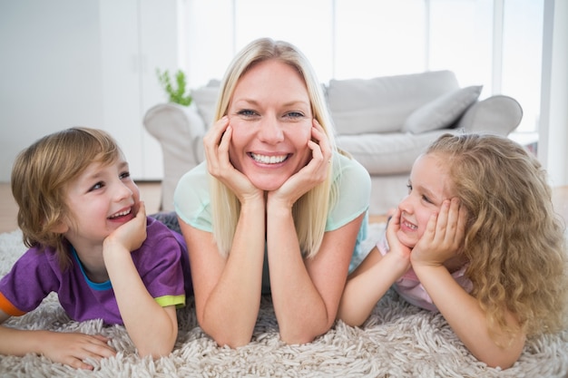 Kinderen die moeder bekijken die op deken liggen