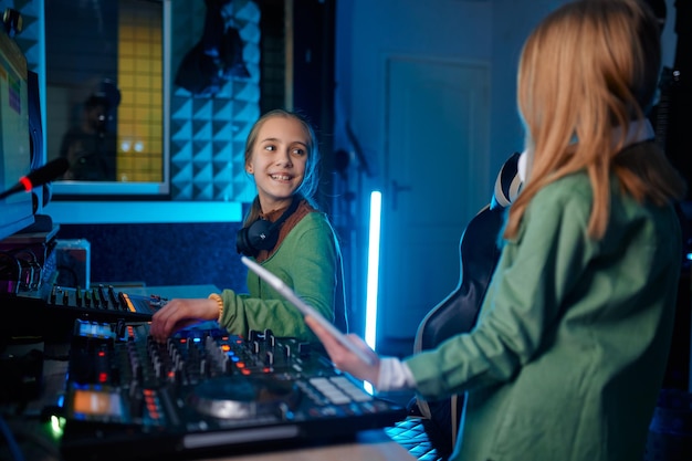 Kinderen die muziek maken bij radiostation of platenstudio