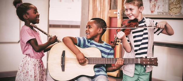 Foto kinderen die muziekinstrumenten bespelen in de klas