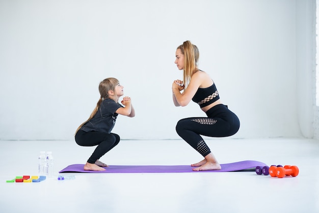 Kinderen die oefenen zijn bezig met gymnastiek en yoga met leraar