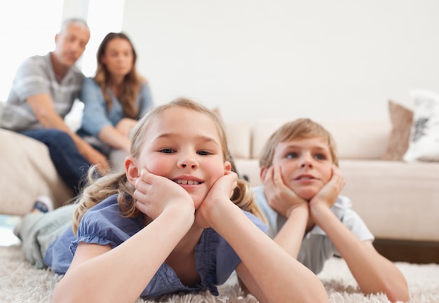 Kinderen die op een tapijt liggen