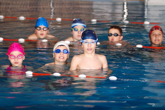 Kinderen die plezier hebben in een zwembad.