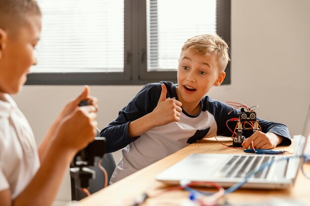 Foto kinderen die robot maken