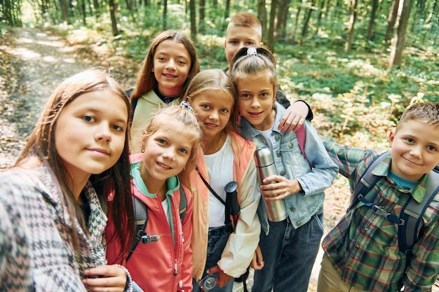 Kinderen die selfie's maken in het groene bos in de zomer