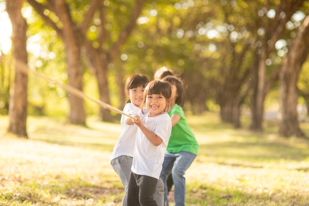 Kinderen die touwtrekken spelen in het park op sunsut