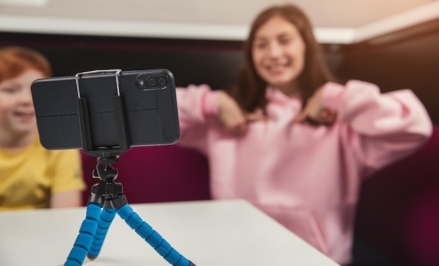 Kinderen die video opnemen op smartphone