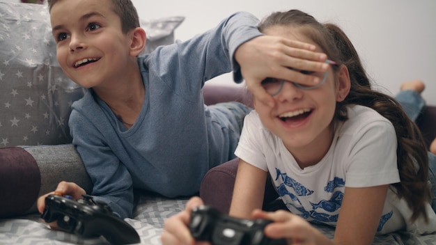 Foto kinderen die videogames spelen broer sluit ogen zus kinderen hebben samen plezier