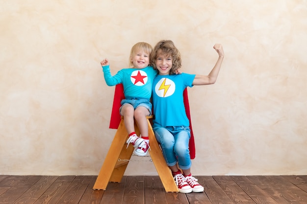 Kinderen doen alsof ze superhelden zijn