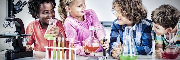 Foto kinderen doen een chemisch experiment in het laboratorium