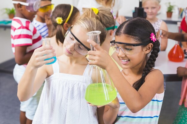 Kinderen doen een chemisch experiment in laboratorium