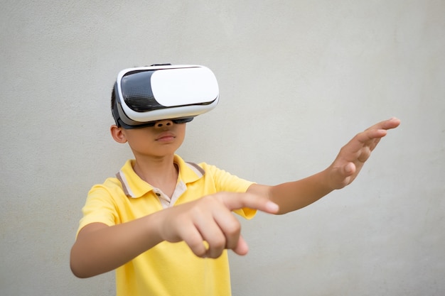 Kinderen dragen een vr- of virtual reality-bril