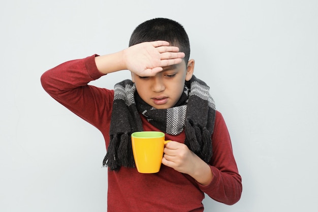 Kinderen drinken medicijnen die lijden aan griep, koorts, hoofdpijn en hoesten stock foto geïsoleerd op witte achtergrond