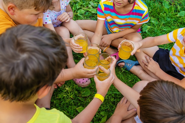Kinderen drinken samen limonade op straat.