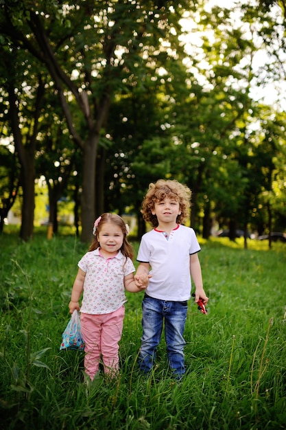 Kinderen - een jongen en een meisje op groen park