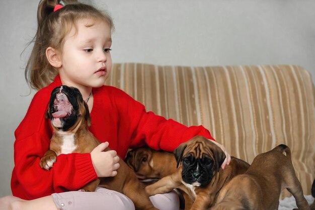 kinderen en huisdieren kleine puppy's liefde en vriendschap