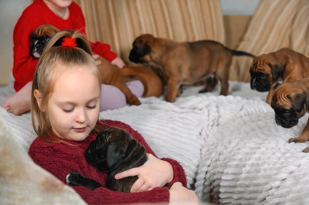 kinderen en huisdieren kleine puppy's liefde en vriendschap