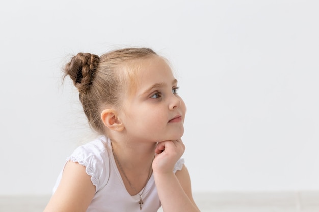 Kinderen en kinderen concept - portret van mooi klein kind meisje met haar kin bij de hand en