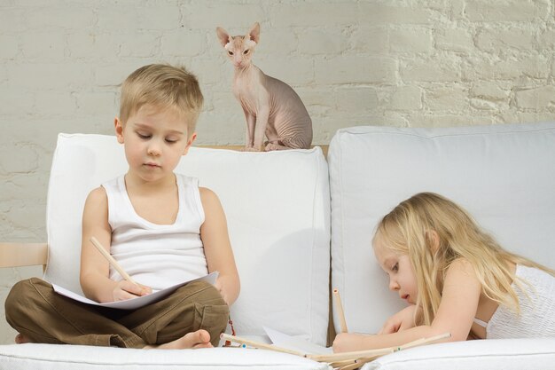 Kinderen en Kitten Home - Vrije tijd