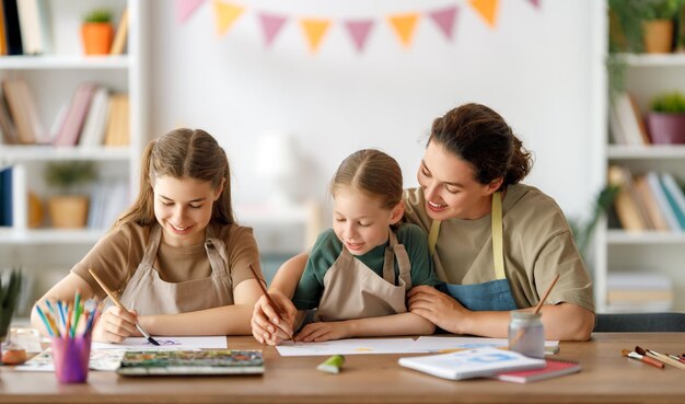 Kinderen en leraar bij de kunstklas