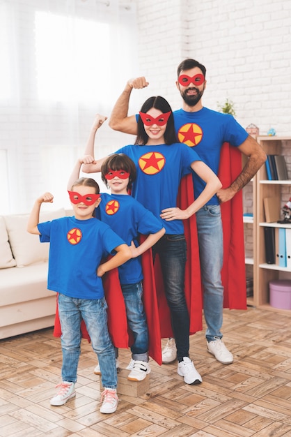 Kinderen en ouders in pakken van superhelden.