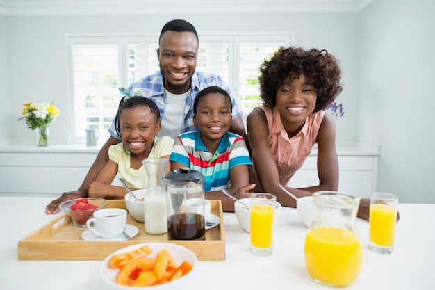 Kinderen en ouders ontbijten op tafel thuis