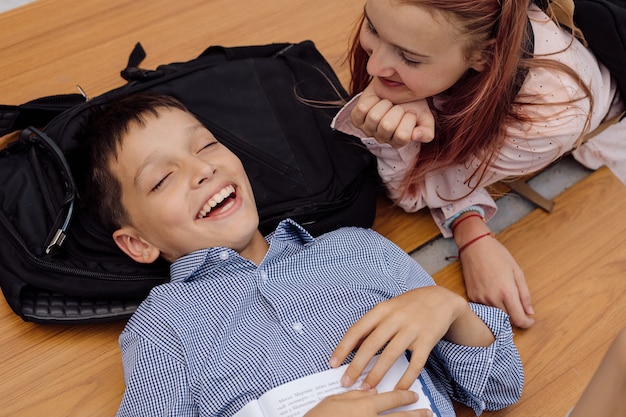 Kinderen en schoolkinderen hebben plezier na school met rugzakken op hun rug