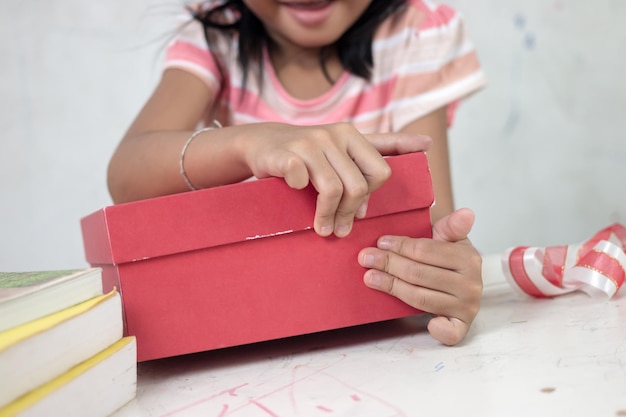 Kinderen en zelfgemaakte cadeaus om mama te verrassen