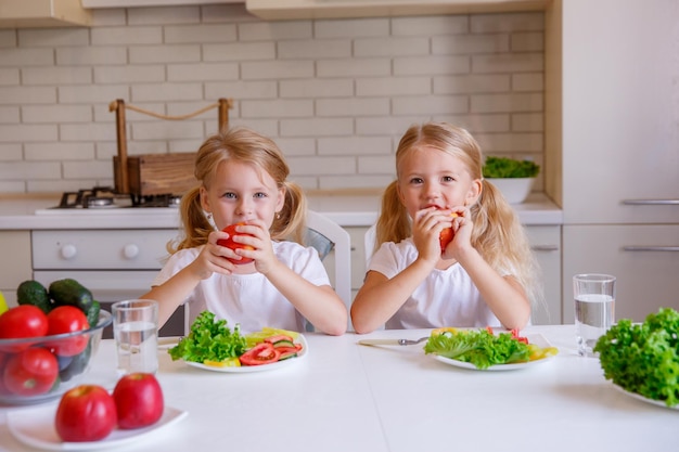 Kinderen eten gezond voedsel in de keuken