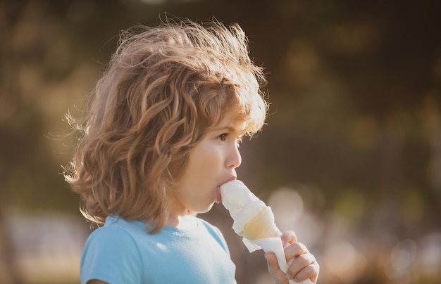 Kinderen eten ijs portret, schattig kind.