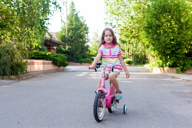 Kinderen fietsen in de buurt van het huis.