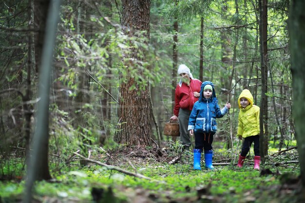 Kinderen gaan naar het bos voor paddenstoelen