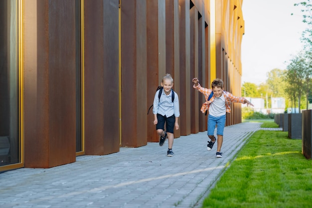 Kinderen gaan naar school Begin schooljaar