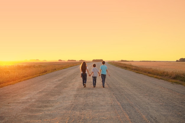 Kinderen gaan op weg om de zonsondergang te ontmoeten.