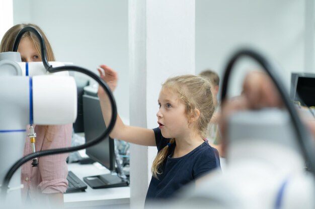Kinderen gebruiken de handrobottechnologie Studenten studeren technologie, een van de STEM-vakken