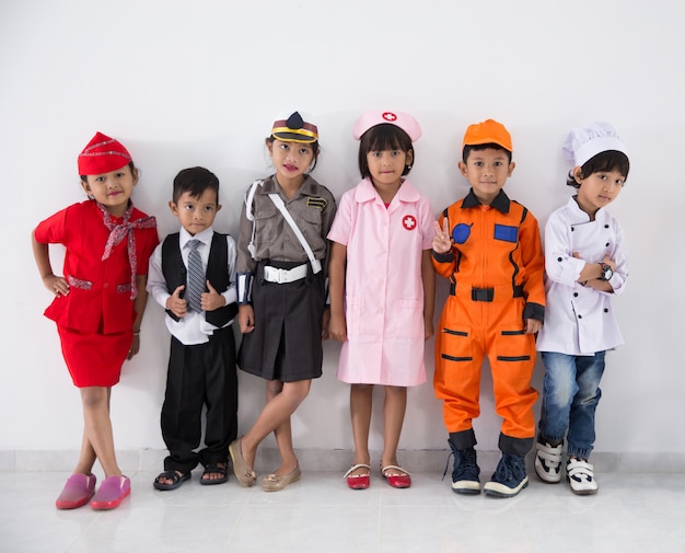 Kinderen gekleed in kostuums van verschillende beroepen