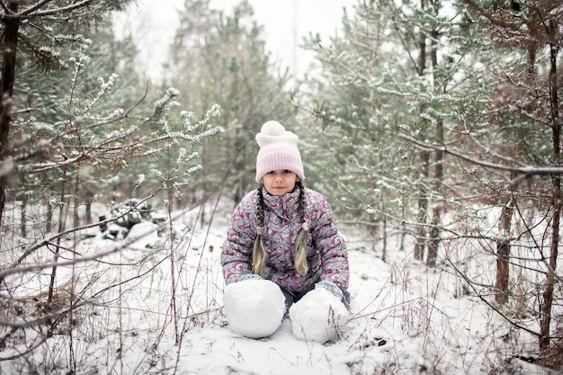 Kinderen genieten van de eerste sneeuw in het winterbos, actieve seizoensactiviteiten, levensstijl