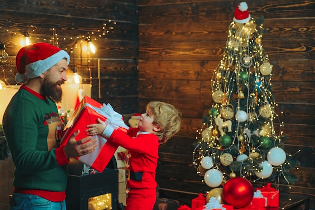 Kinderen genieten van de kerstvakantie Gelukkige vader en zoon versieren kerstboom Kerstfamilie The