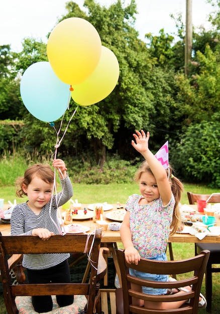 Kinderen genieten van het feest in de tuin