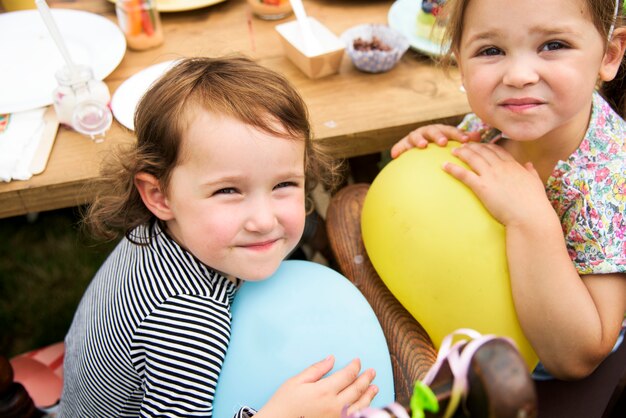 Kinderen genieten van het feest in de tuin